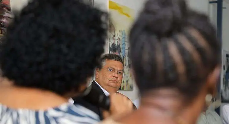 Dino vai a favela do Rio sem escolta, e deputados querem interrogá-lo sobre visita