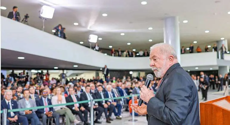 Lula estreita relação com sindicatos em reuniões e chama fim do imposto sindical de 'crime'