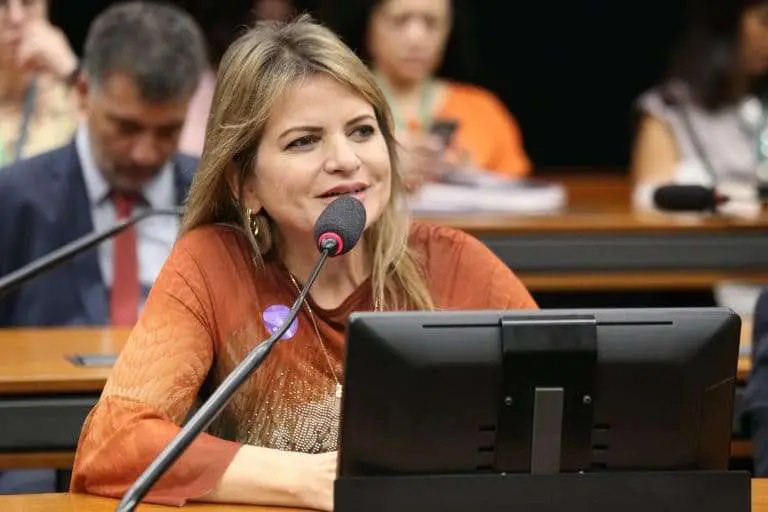 Projeto prevê maior divulgação do direito de reconstrução mamária pelo SUS