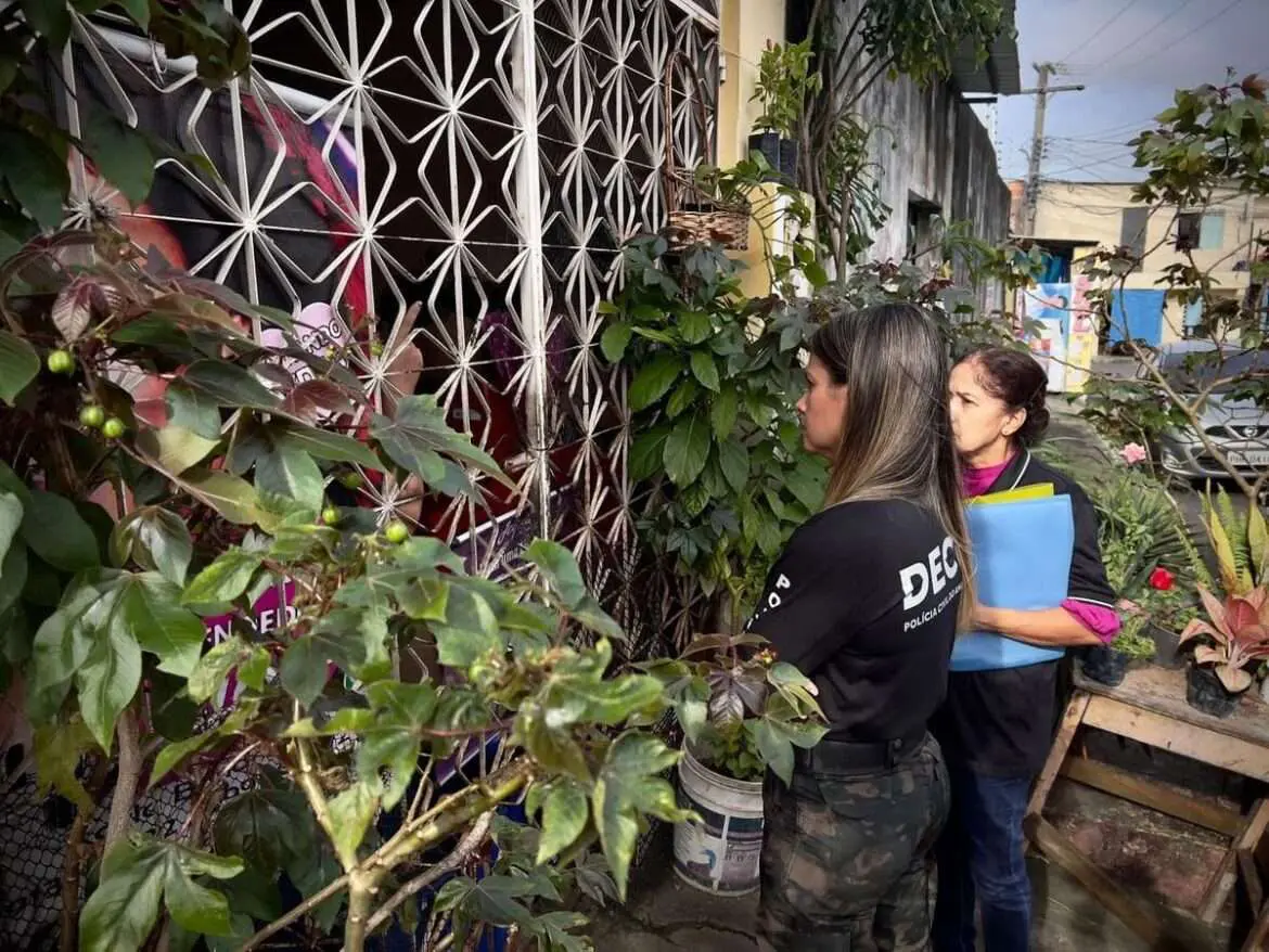 Mulher é presa por suspeita de maus-tratos contra a própria mãe