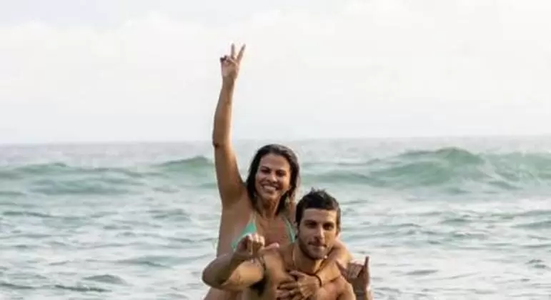 Aos 50, mãe de Chay Suede exibe corpão em praia e se diverte com filho