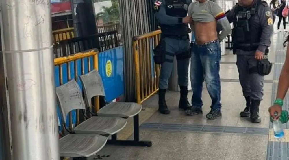 Homem é preso após passar a mão em mulher dentro de ônibus