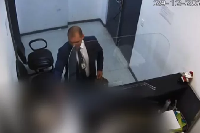 Imagens mostram enviado de Bolsonaro tentando retirar joias em aeroporto