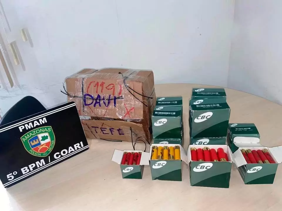 Policiais aprendem 350 cartucho munições em embarcação em Coari