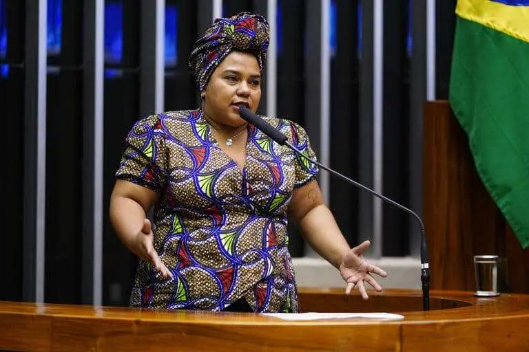 Projeto permite pagamento de valor adicional na bolsa estudantil para mães chefes de família