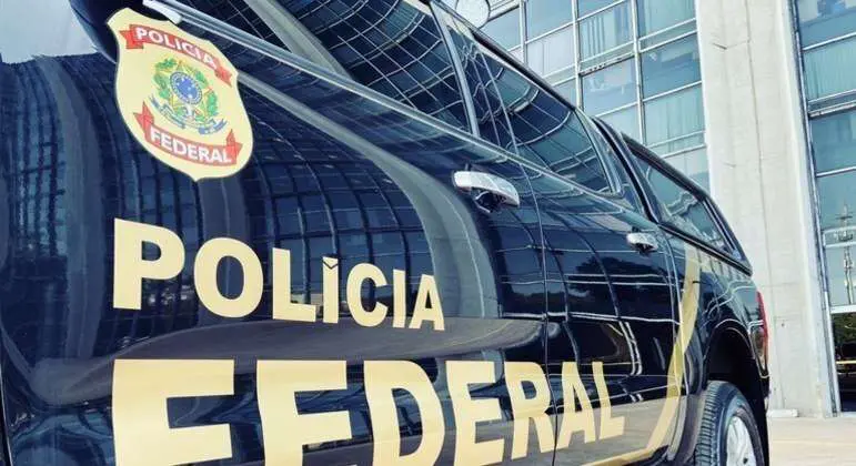 PF faz busca e apreensão de celulares na casa de Bolsonaro