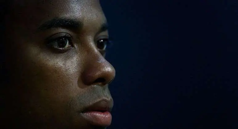 O cerco se fecha para Robinho. Justiça quer que cumpra pena por estupro no Brasil. Longe da imprensa, ele foi visto em Avaré