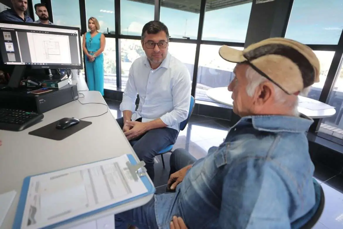 Wilson Lima acompanha atendimento social da sharp em Manaus 20000 na suhab