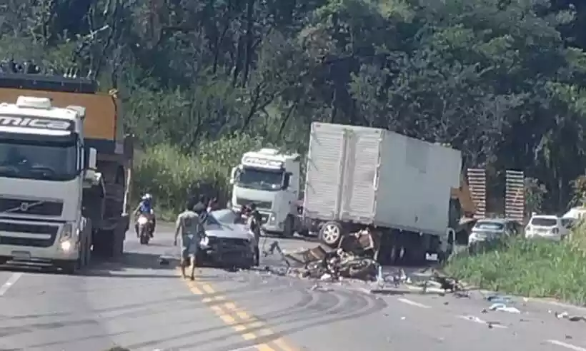 Acidente deixa uma pessoa morta e duas crianças feridas