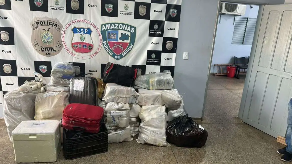 Polícia incinera mais de meia tonelada de drogas apreendidas, em Coari
