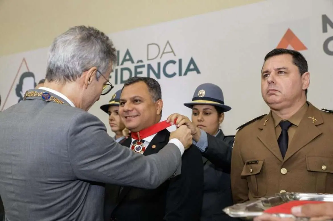 Presidente da AADESAM Erick Hudson recebe Medalha Tiradentes da Polícia Militar