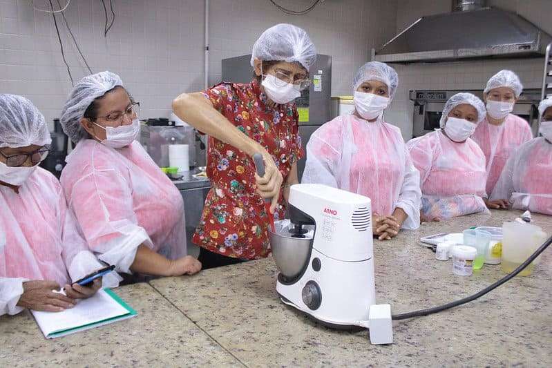Prefeitura de Manaus e Senai realizam curso de Confeitaria para mulheres em situação de vulnerabilidade