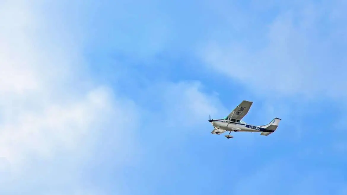 Aeronave colide contra cais de pesca e causa quatro mortos