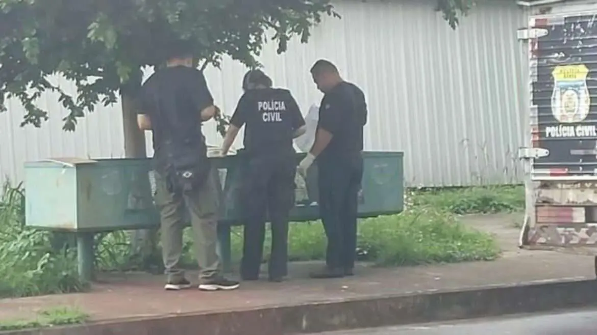 Corpo de bebê em decomposição é encontrado em lixeira