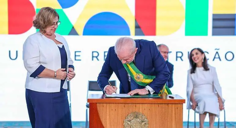 Lula sanciona lei que estabelece delegacias da mulher abertas 24h diariamente