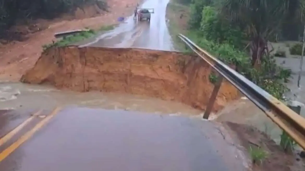 Forte chuva faz parte da rodovia Am-010 desabar neste sábado
