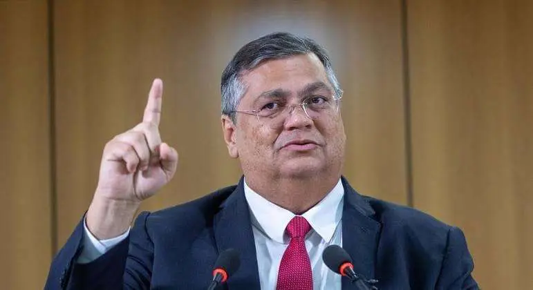 Dino determina que Polícia Federal investigue grupos nazistas no Brasil