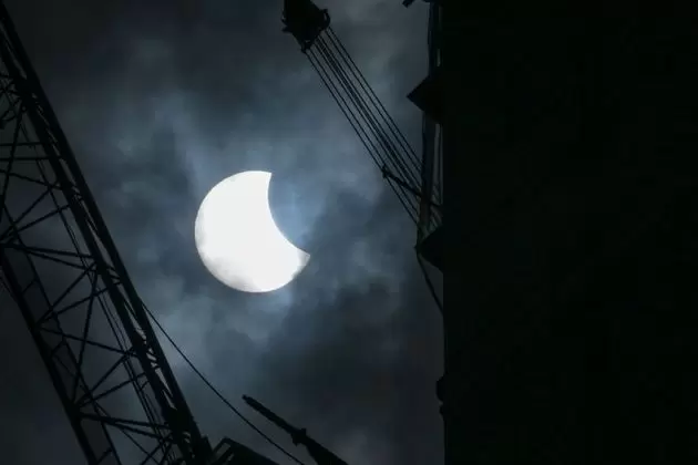 Brasileiros não viram eclipse solar raro que encantou milhares de pessoas mundo afora