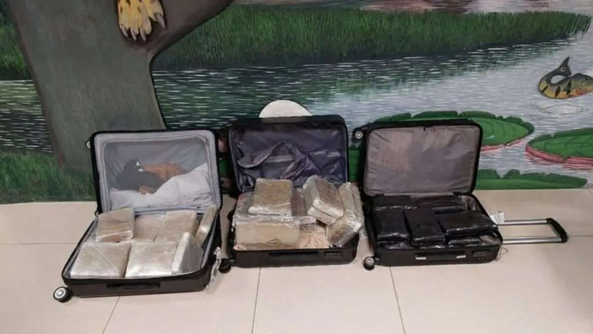 PF apreende malas cheias de drogas no aeroporto de Manaus