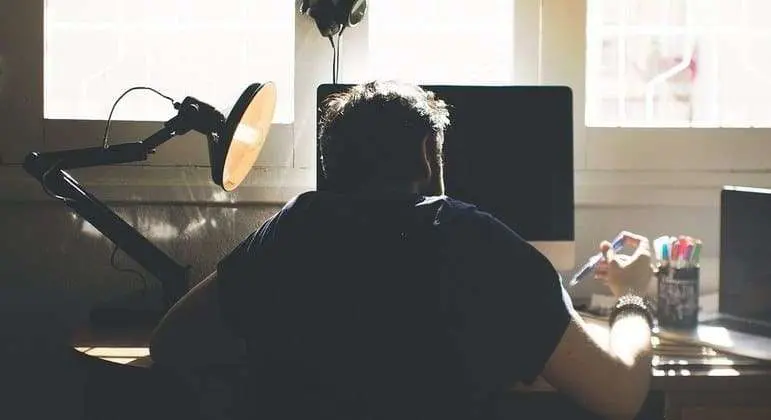 Homem se suicida após conversar com chatbot de inteligência artificial, denuncia viúva