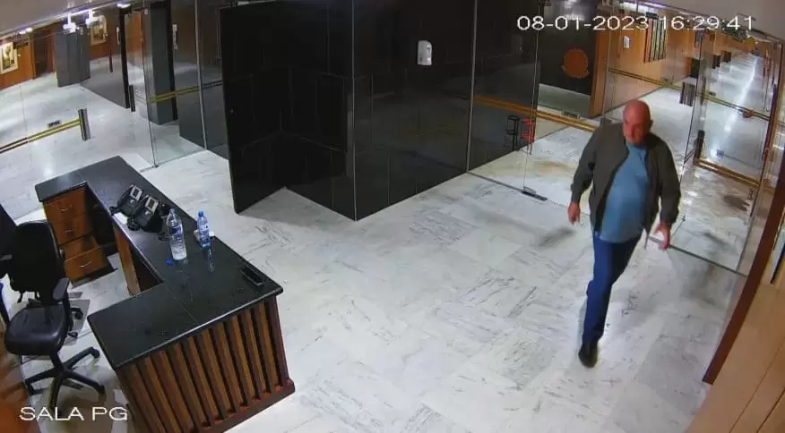 Ministro do GSI pede demissão do cargo após vazamento de imagens