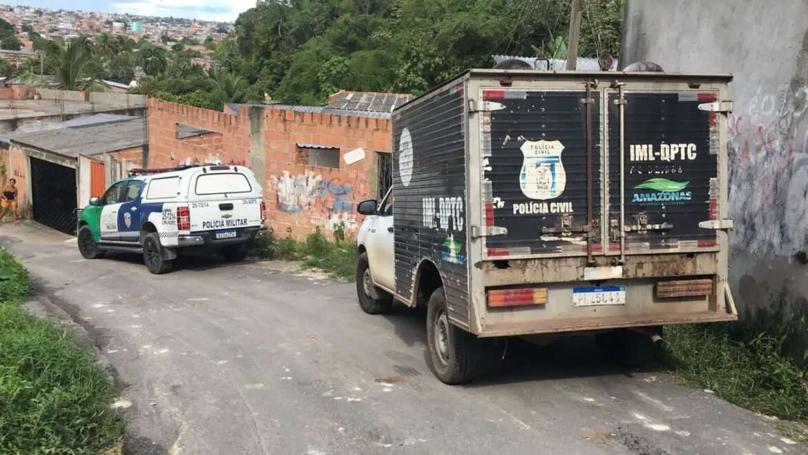 Corpo é encontrado em terreno baldio na zona Norte