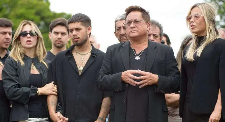 Leonardo, Poliana Rocha, Zé Felipe e Virginia Fonseca se emocionam no velório de Carmem Costa
