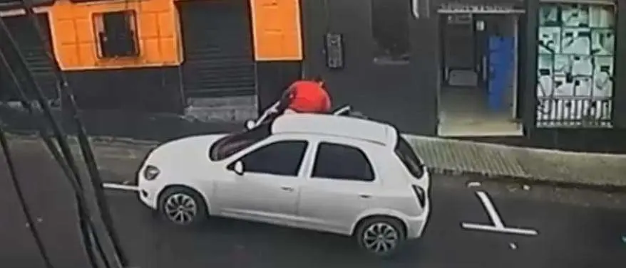Jovem é executado a tiros em barco no centro de Manaus