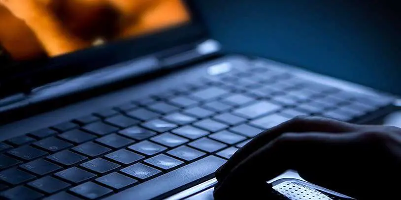 Polícia prende homem por armazenar, vender e compartilhar conteúdo pornográfico infantil