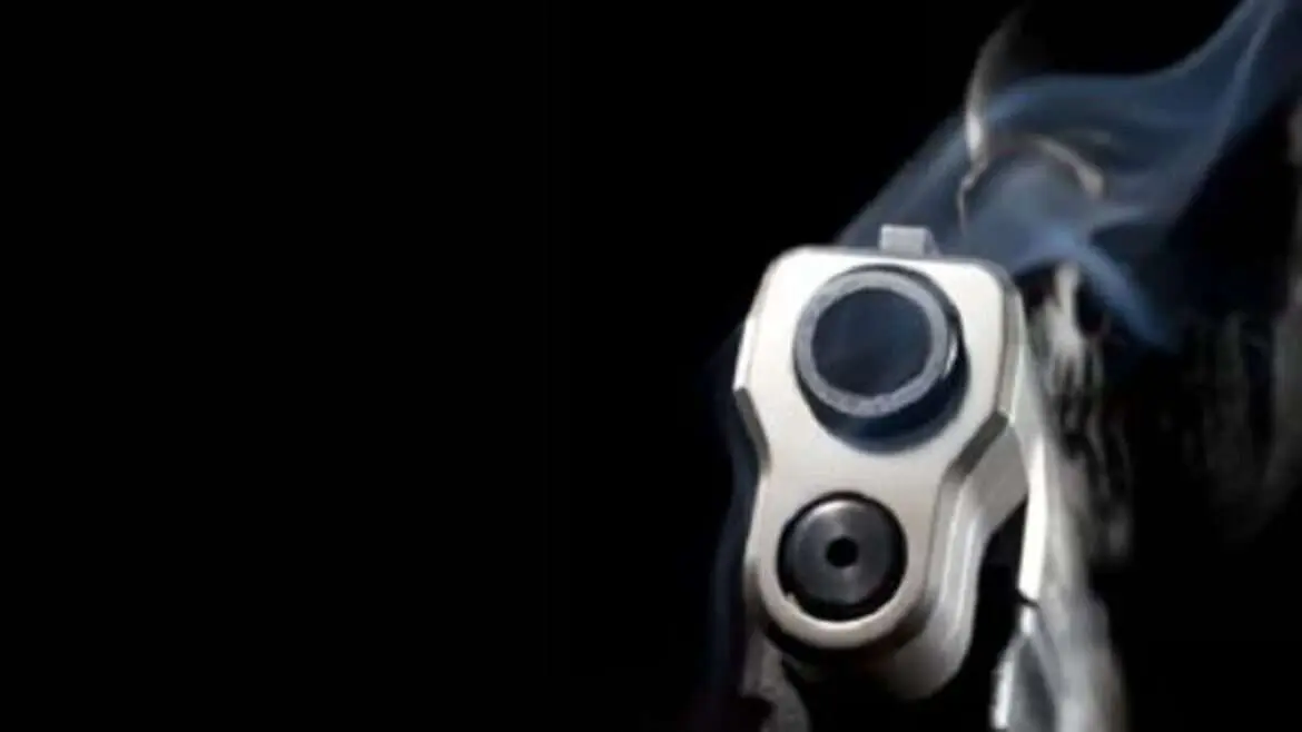 Mulher é assassinada com tiros na cabeça na porta de casa