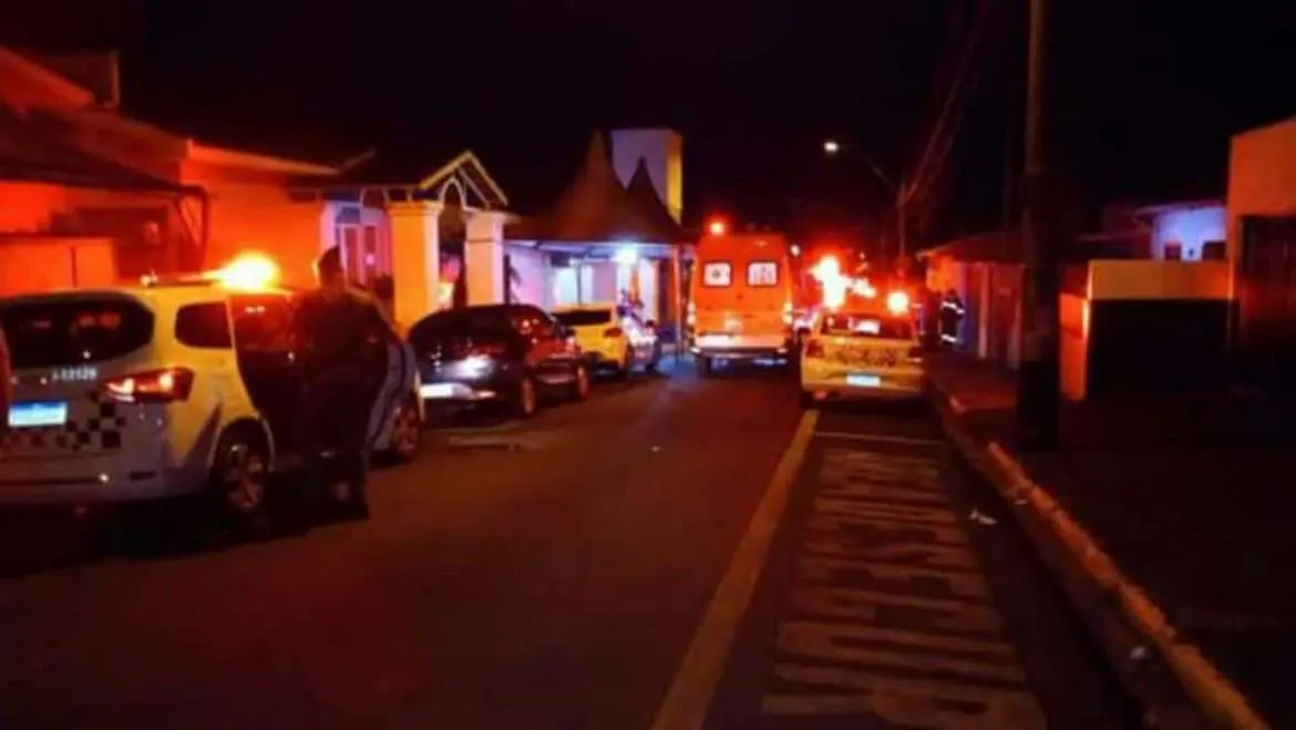 Polícia mata homem que invadiu hospital com faca e feriu sete