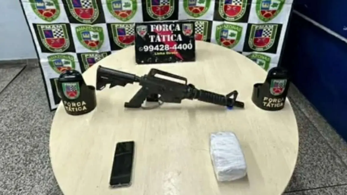 Homem preso com drogas e simulacro no São Raimundo