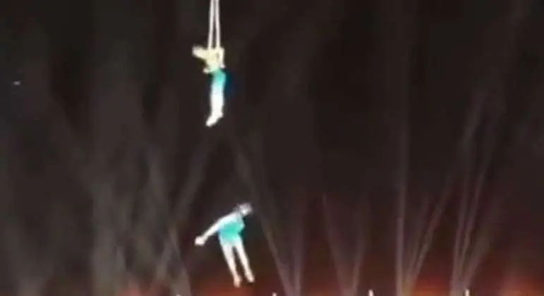 Acrobata morre ao cair durante apresentação com o marido na China; vídeo flagra o momento