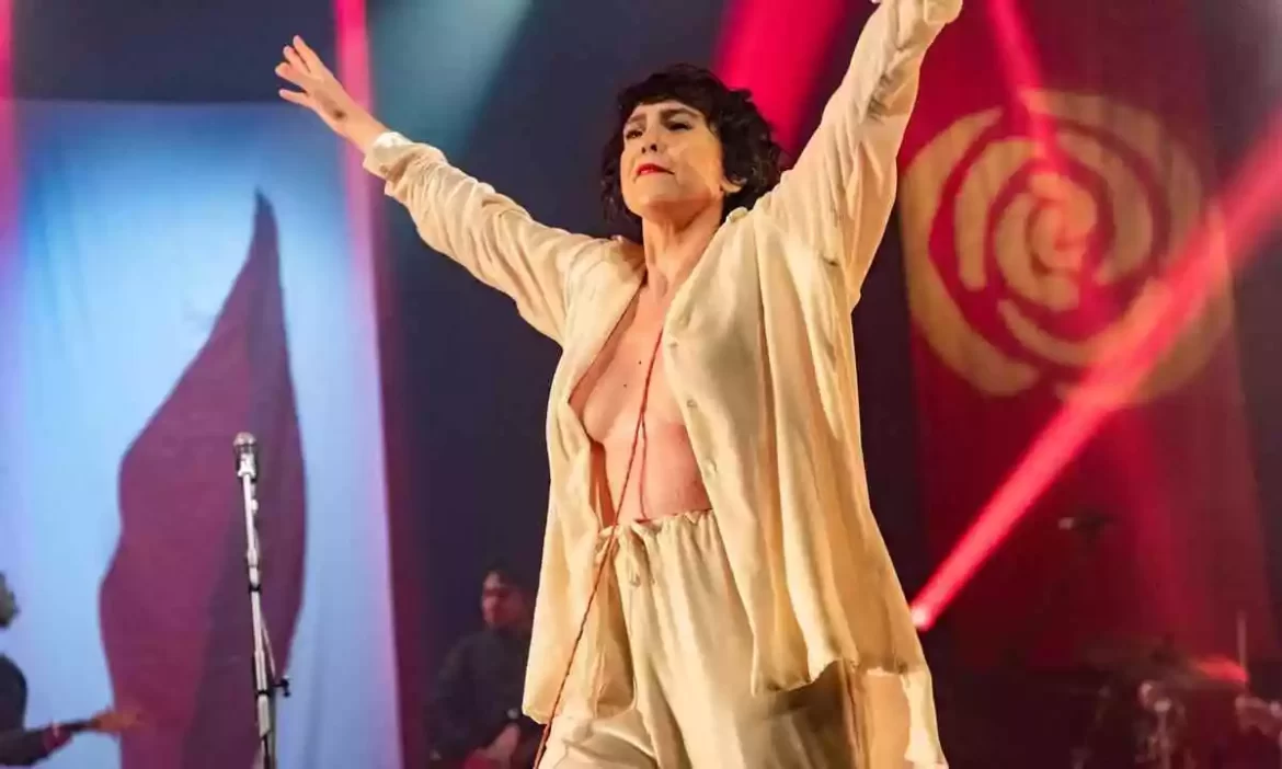 Em show, Adriana Calcanhotto mostra os seios em homenagem a Gal Costa e Rita Lee
