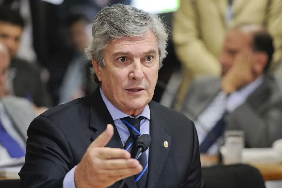 Ex-presidente Fernando Collor deixa presídio para cumprir pena em casa