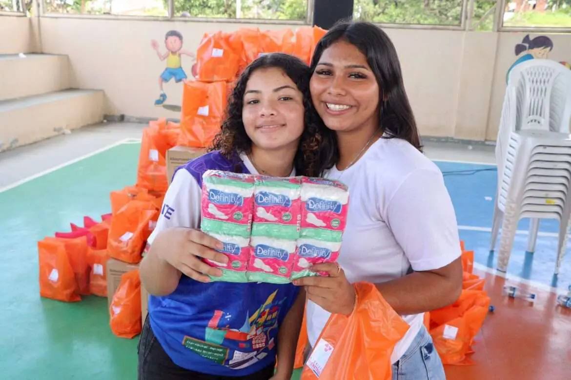 Alunas da rede pública de ensino de Novo Airão recebem cerca de 10 mil absorventes, nesta segunda-feira (08)