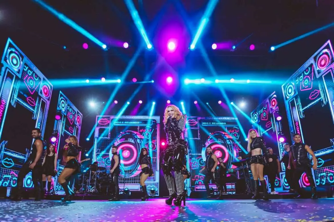 Joelma: fenômeno paraense faz show no Sambódromo e recebe título de cidadã do Amazonas