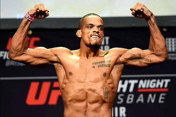 Ex-menino de rua e hoje atleta de MMA é homenageado na CMM