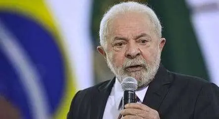 Lula chama Bolsonaro de 'antidemocrático' e diz que ex-presidente está 'com rabinho preso'
