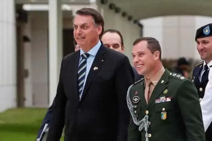 Mauro Cid é responsável por falsificar cartões de vacina, afirma esposa à PF