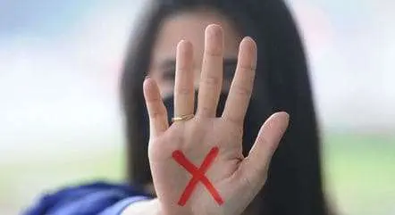 Ibaneis sanciona lei que multa em até R$ 500 mil quem agredir mulheres no DF