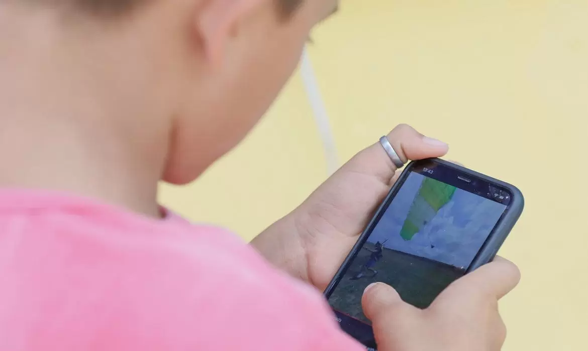 Pediatras alertam para aumento de desafios perigosos na internet