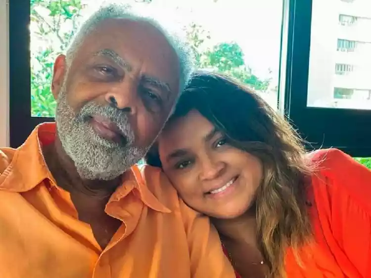 Preta Gil ganha carinho de Gilberto Gil durante tratamento contra o câncer em hospital