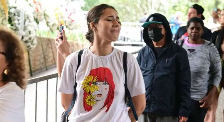 Fãs encaram fila e chuva para se despedir de Rita Lee em velório em São Paulo