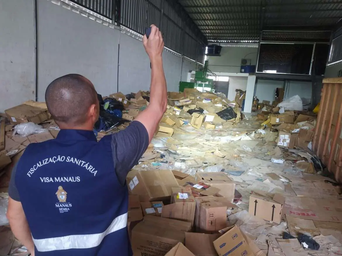 Prefeitura de Manaus interdita depósito irregular de resíduos de saúde na zona Centro-Sul da cidade