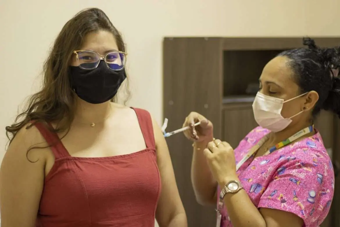 População pode atualizar esquema vacinal contra Covid-19 em 74 pontos nesta semana, em Manaus