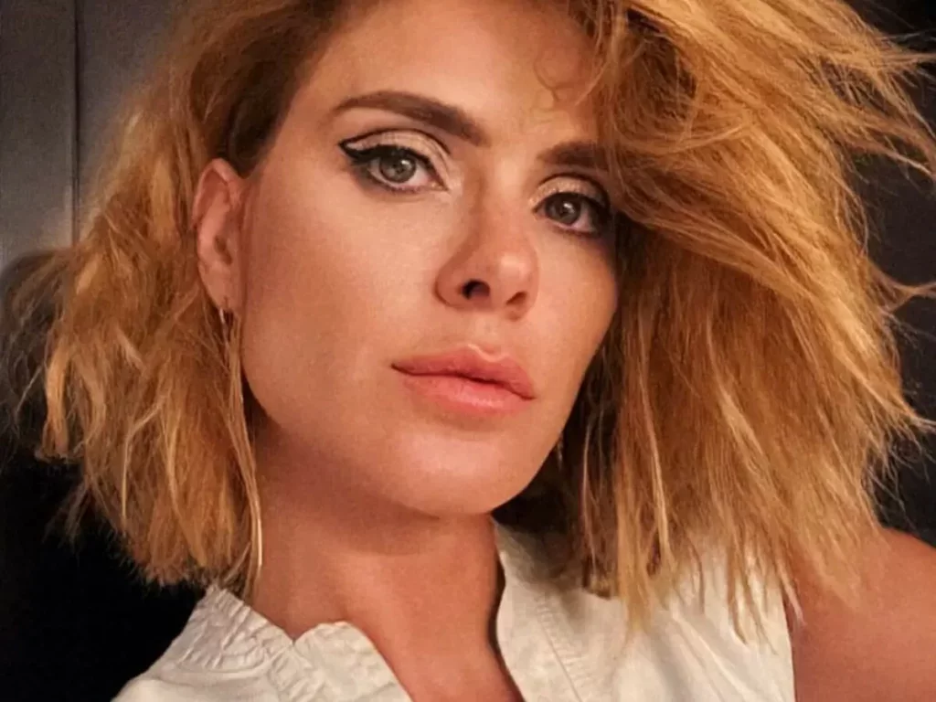 Carolina Dieckmann surge sem maquiagem e beleza rouba a cena
