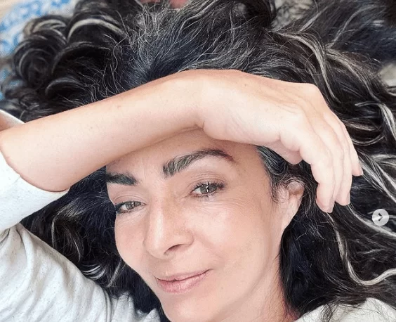 Claudia Ohana posa ao natural, sem maquiagem, e encanta fãs