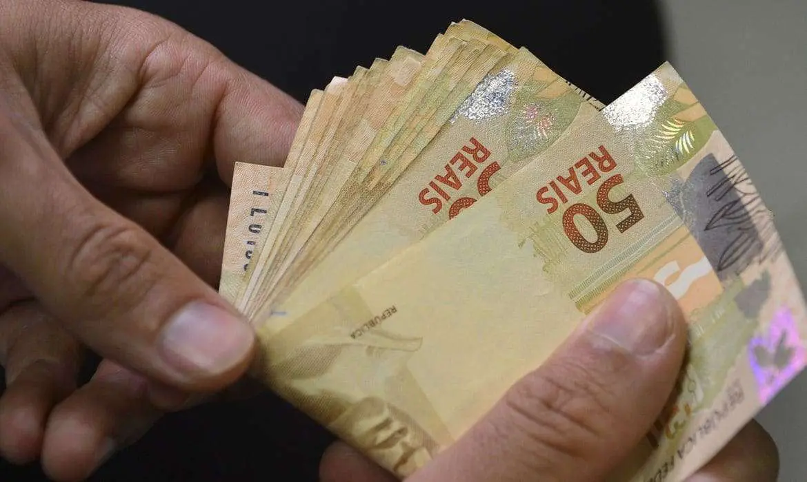 Salário mínimo de R$ 1.621 começa a ser pago nesta segunda