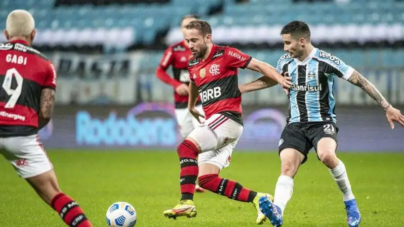 Flamengo vence Grêmio e se aproxima dos líderes do Brasileiro
